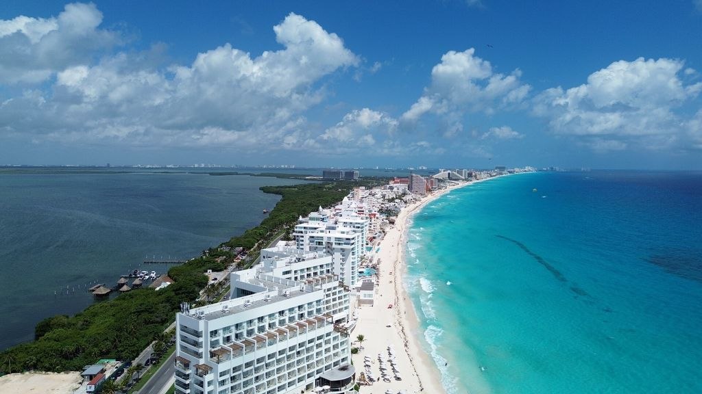 Mar turquesa y playa de Cancún