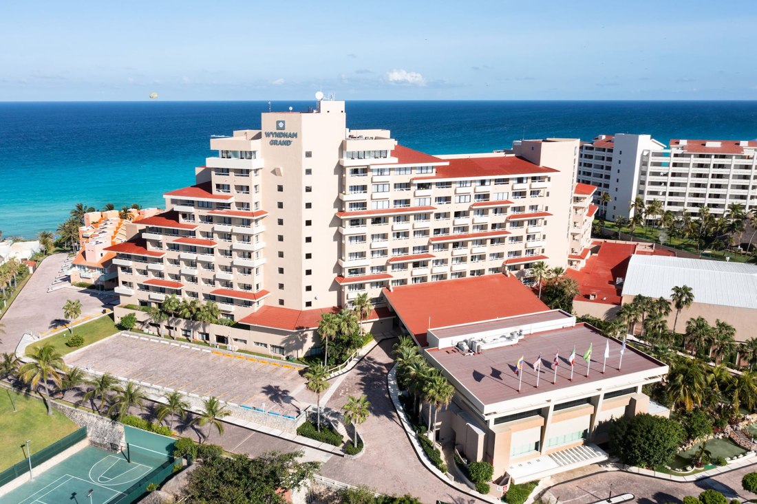 Vista de Wyndham Grand Cancun All Inclusive Resort & Villas