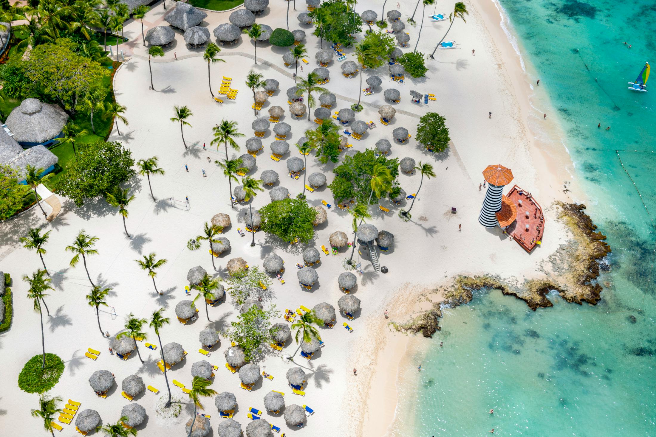 Playa Dominicus en Bayahibe desde el aire, con arena blanca, palmeras y aguas cristalinas.