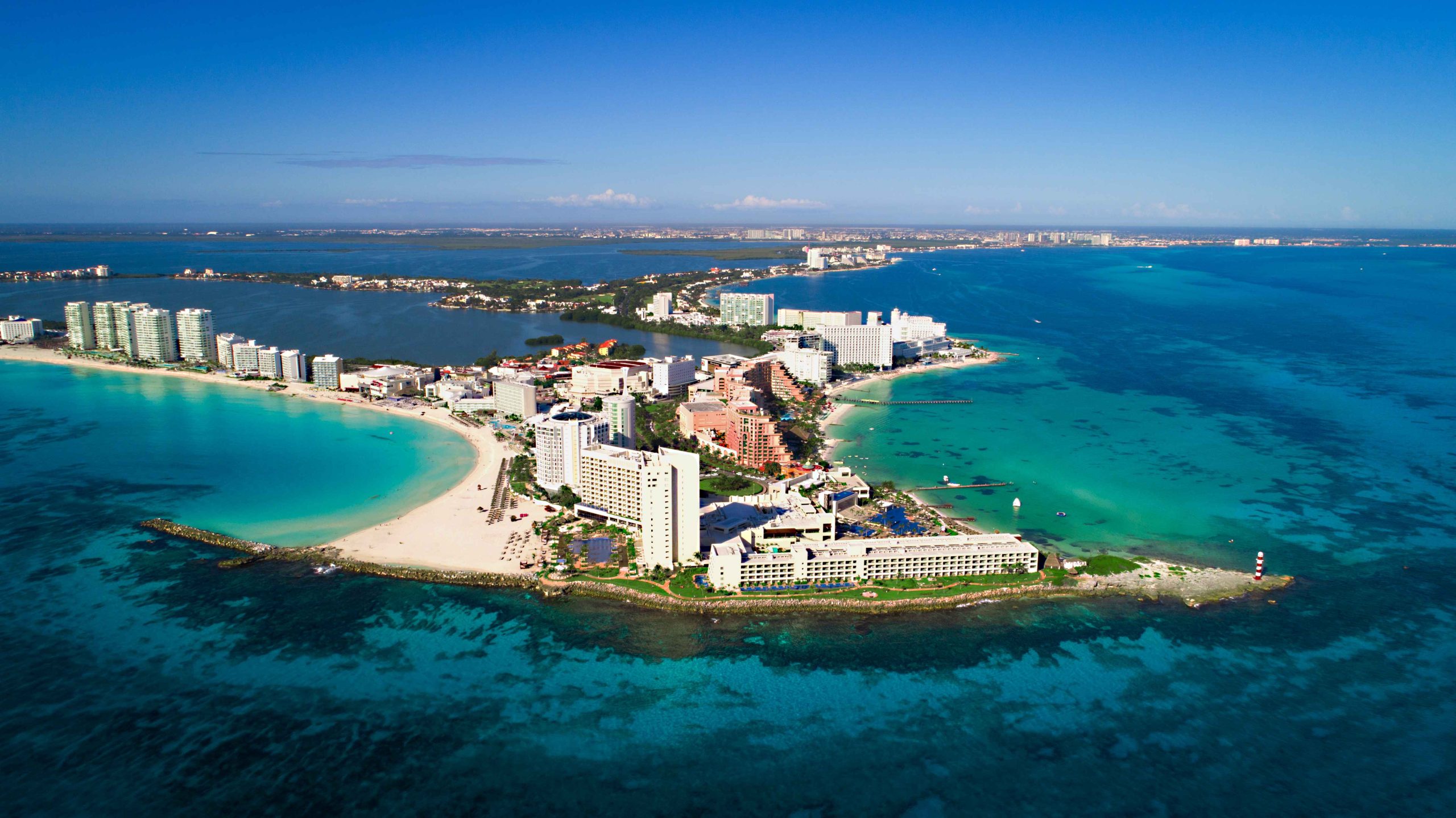 Vista aérea de Punta Cancún, sus playas blancas y el mar Caribe turquesa