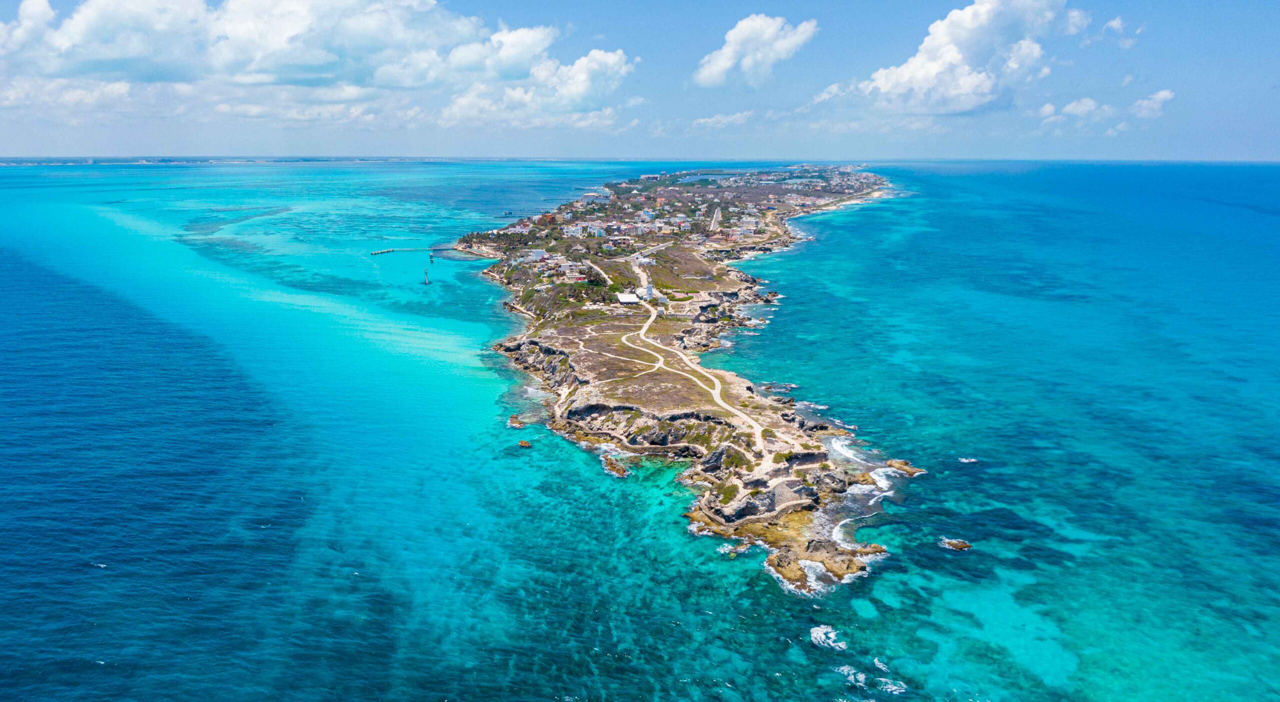 Vista aérea de Punta Sur, Isla Mujeres, rodeada de aguas turquesa del Caribe mexicano