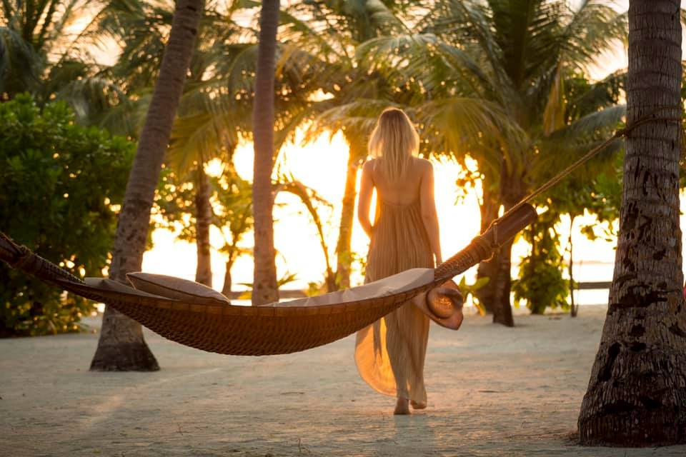 Atardecer entre palmeras en Niva Kurumba
