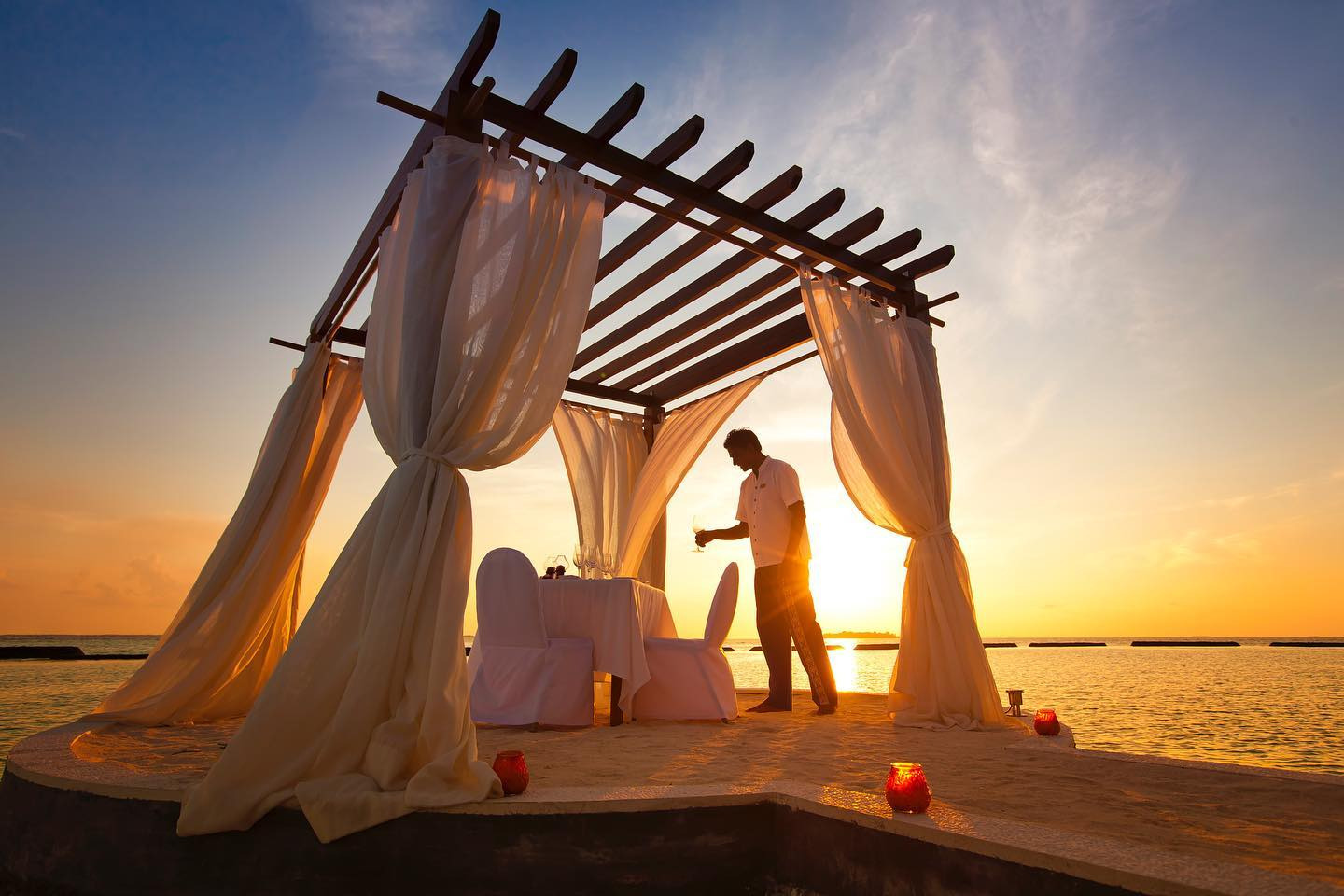 Cena privada frente al mar al atardecer