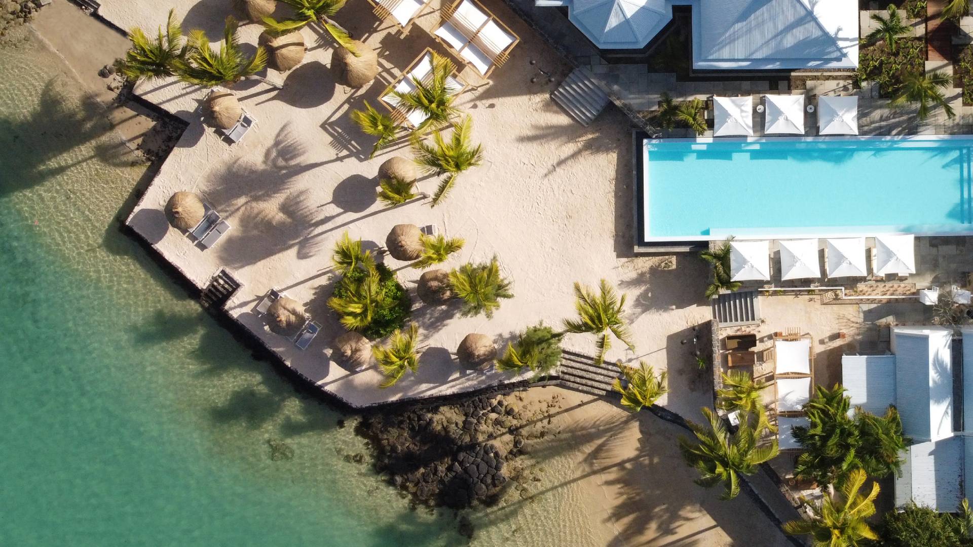 Vista aérea de la piscina y la costa de Veranda Grand Baie